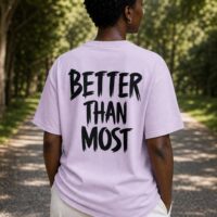 T-shirt lilas Better Than Most porté en situation sur un parcours de golf