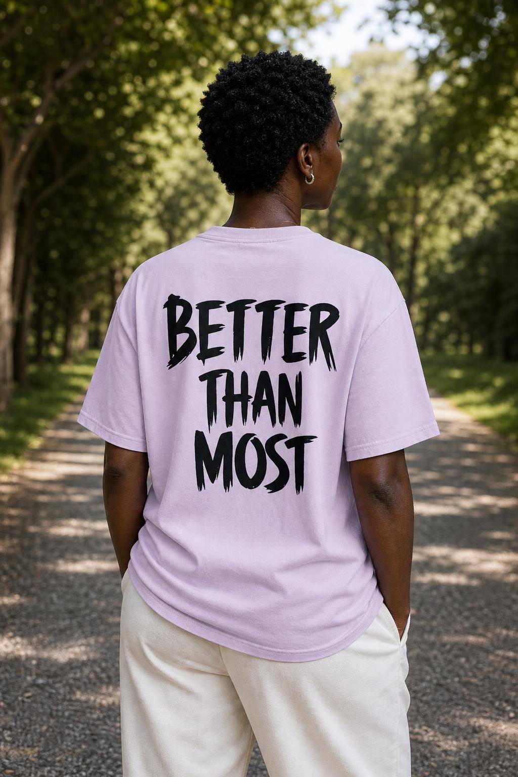 T-shirt lilas Better Than Most porté en situation sur un parcours de golf