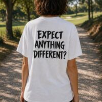 T-shirt blanc Expect Anything Different? porté en situation