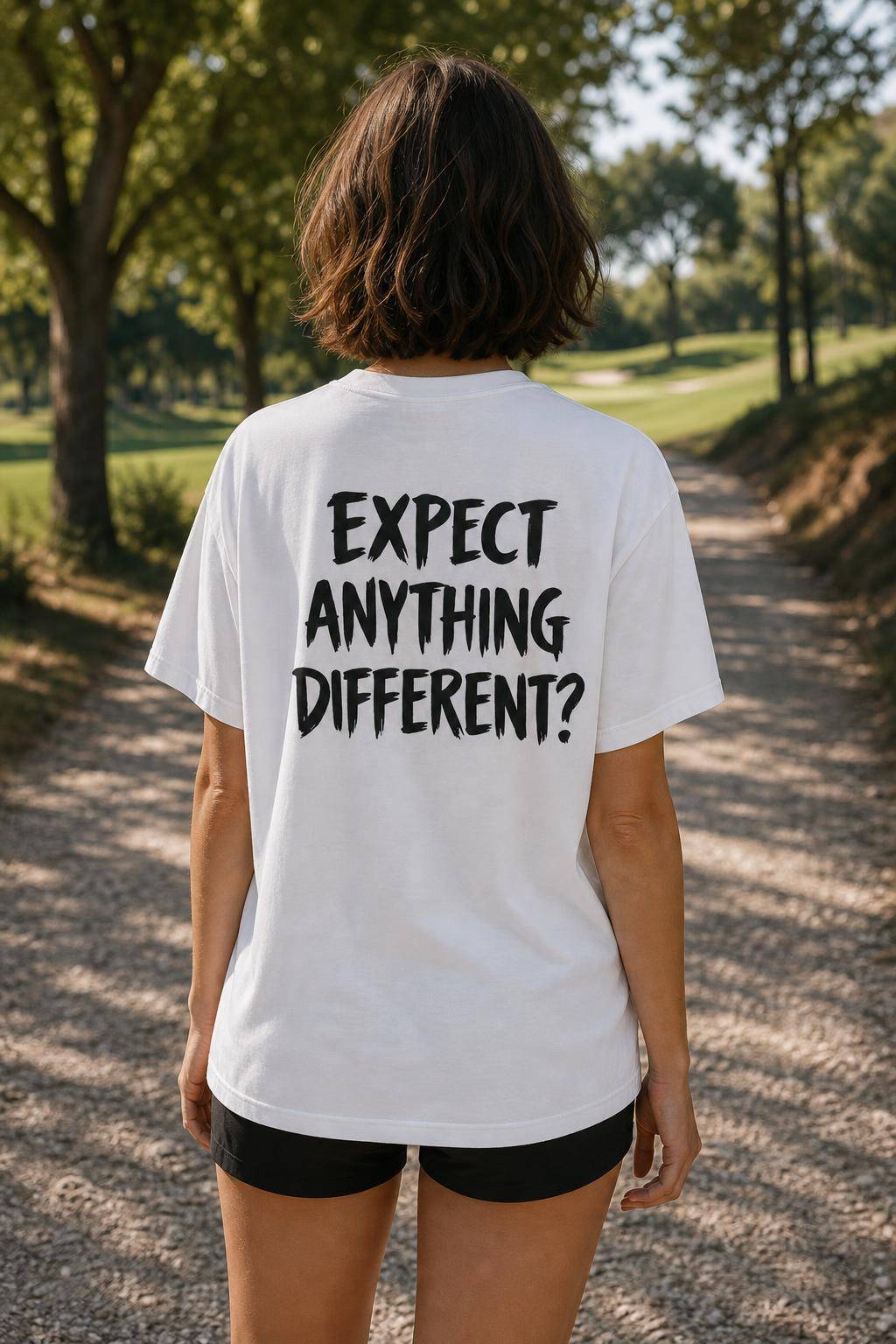T-shirt blanc Expect Anything Different? porté en situation