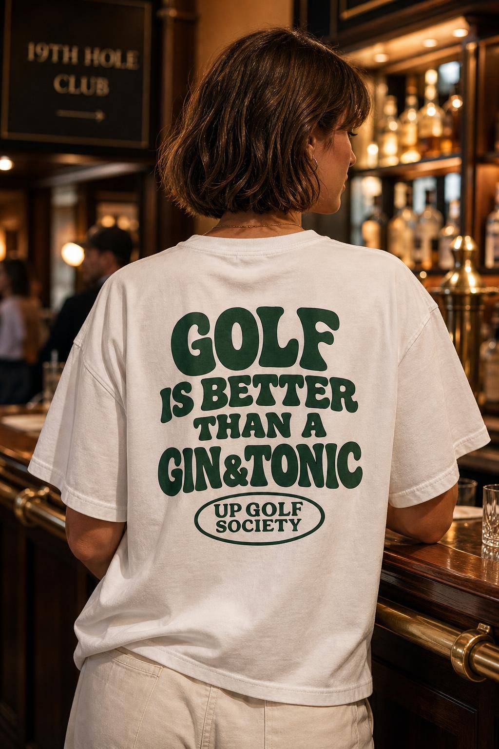 T-shirt blanc Golf Is Better Than A Gin & Tonic porté en situation