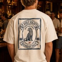 Personne portant le t-shirt oversized blanc cassé Quick Round, Long Bar en situation.