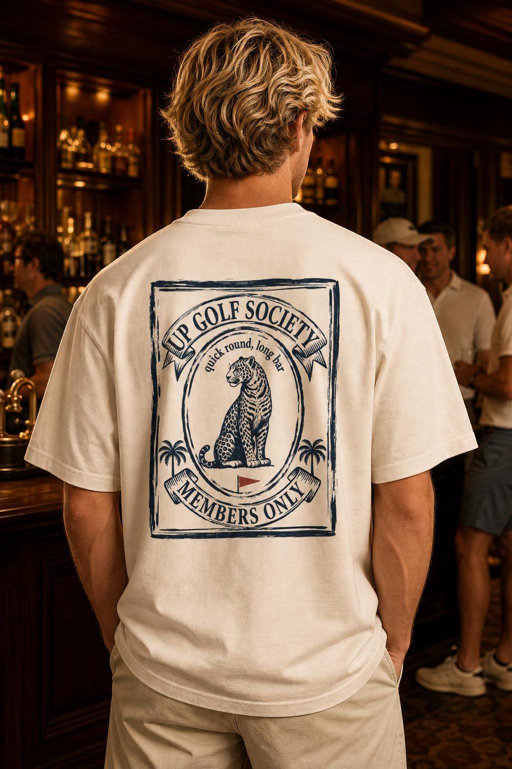 Personne portant le t-shirt oversized blanc cassé Quick Round, Long Bar en situation.