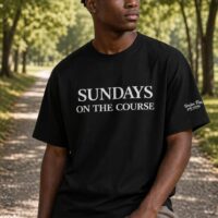 T-shirt noir Sundays On The Course porté en situation