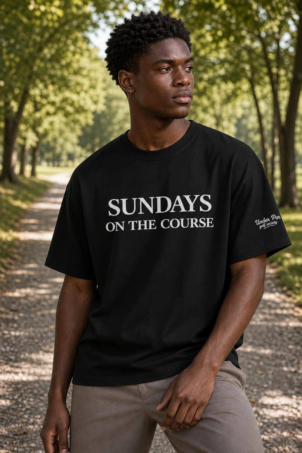 T-shirt noir Sundays On The Course porté en situation