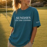 T-shirt Sundays On The Course bleu pétrole porté en situation