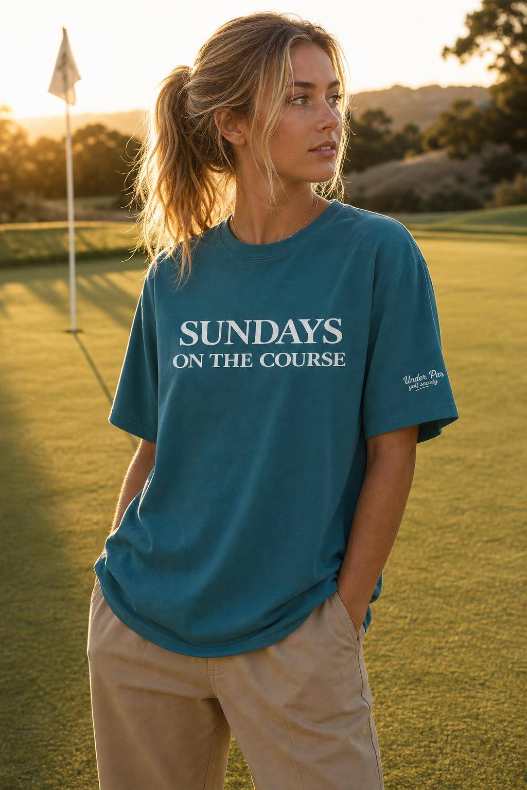 T-shirt Sundays On The Course bleu pétrole porté en situation