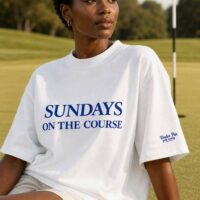 T-shirt blanc et bleu Sundays On The Course porté en situation
