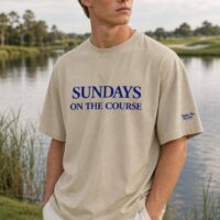T-shirt Sundays On The Course bleu et sable porté en situation