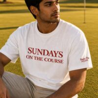 T-shirt blanc Sundays On The Course Rouge/Blanc porté en situation.