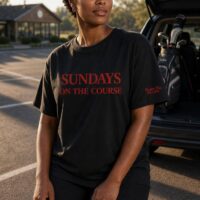 T-shirt noir Sundays On The Course porté en situation