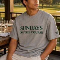 T-shirt Sundays On The Course gris chiné et vert porté en situation