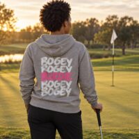 Hoodie golf gris carbone Octobre Rose Bogey Bogey Birdie porté de dos sur un putting green
