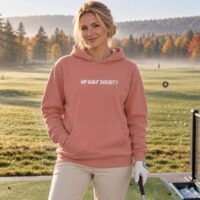 Hoodie vieux rose Octobre Rose Bogey Bogey Birdie porté de face au practice de golf