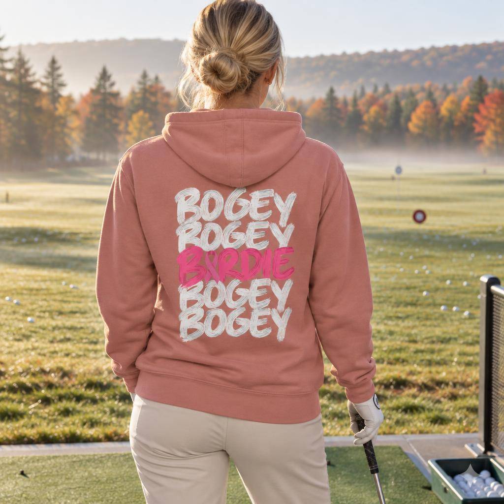 Hoodie vieux rose Octobre Rose Bogey Bogey Birdie porté de dos au practice de golf