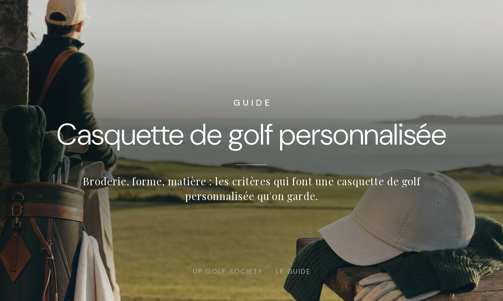 Casquette de golf personnalisée posée sur un practice au lever du jour