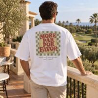 T-shirt More Par Por Favor oversized UP Golf Society, porté de dos sur la terrasse du club-house