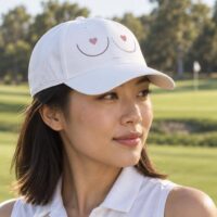 Casquette adidas Octobre Rose blanche UP Golf Society, portée sur le parcours